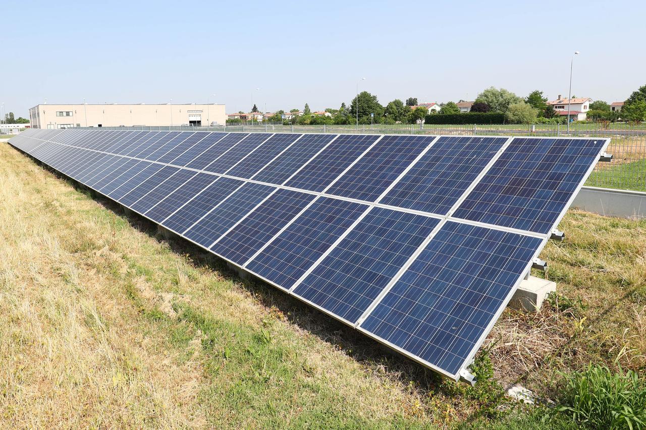 «No ai tre maxi impianti agrivoltaici». Sfilata coi trattori e raccolta firme