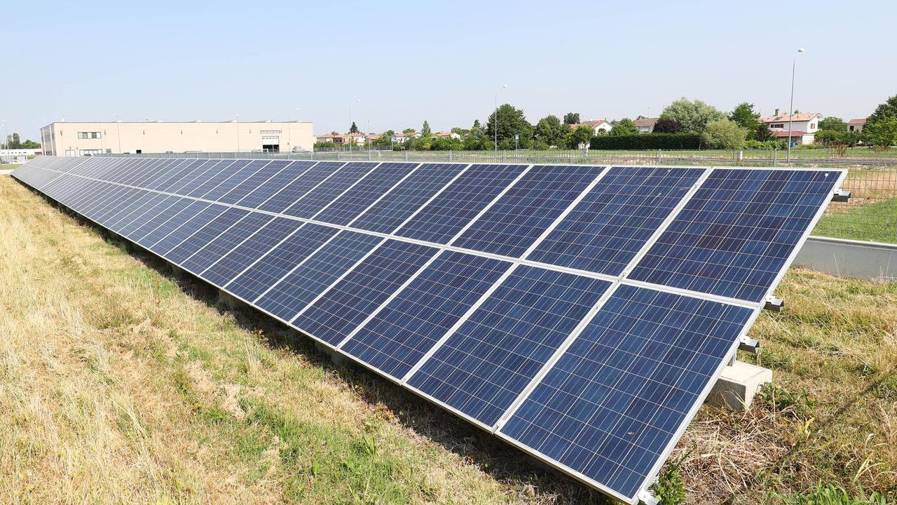 «No ai tre maxi impianti agrivoltaici». Sfilata coi trattori e raccolta firme