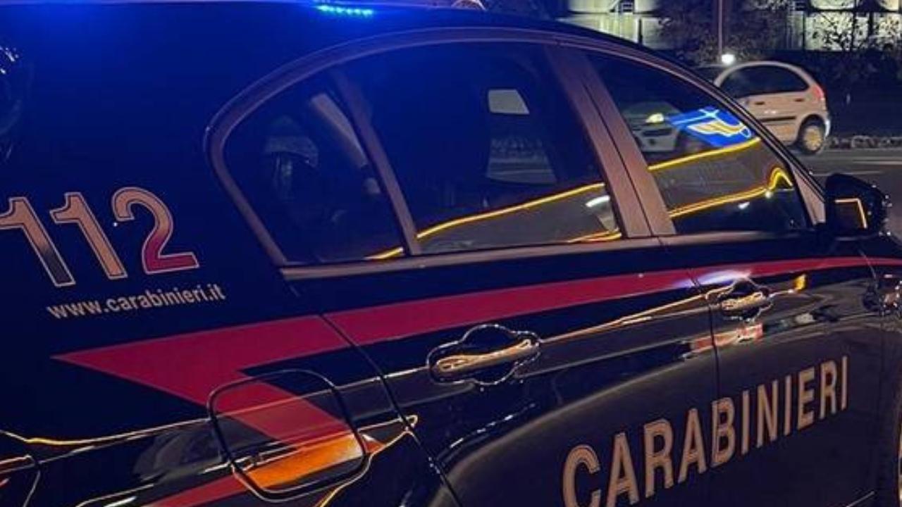 Pontedera, scappa dal posto di blocco in auto poi fugge a piedi ma si dimentica il cellulare e viene preso