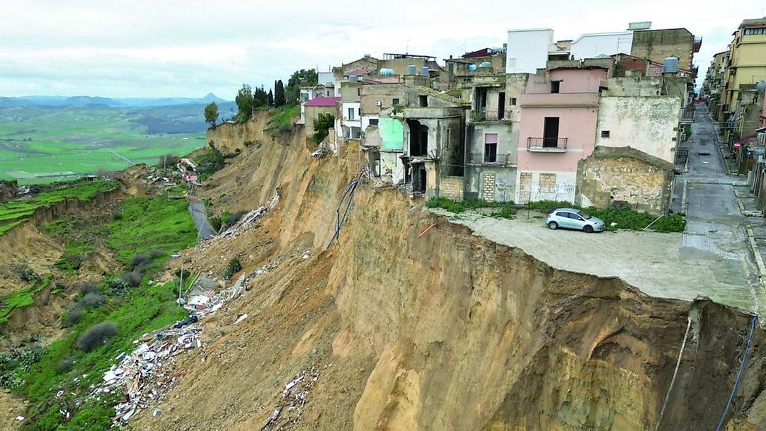 Frana di Niscemi, 13 indagati: sotto inchiesta gli ultimi 4 presidenti della Regione, compreso l’attuale ministro - Tutti i nomi