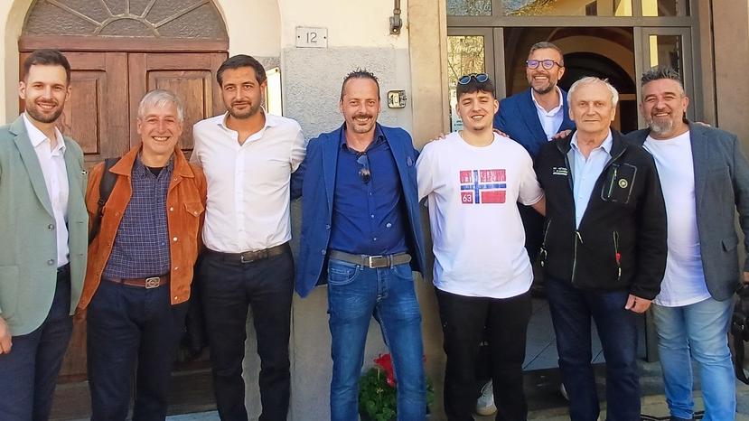 Giulio Nanni (quarto da destra) durante la visita di amministratori e rappresentanti delle associazioni di categoria