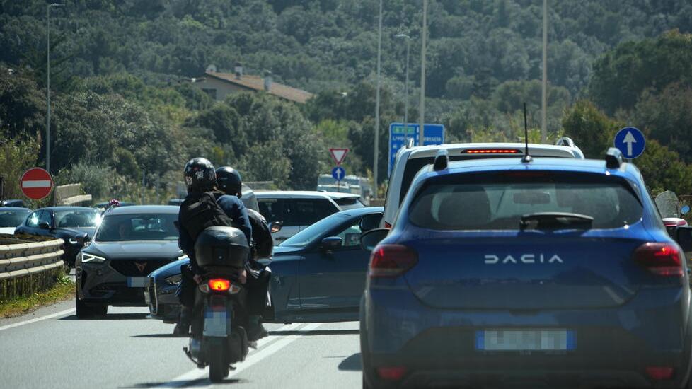 Qui sopra code e inversioni sull’Aurelia (Foto Stick)