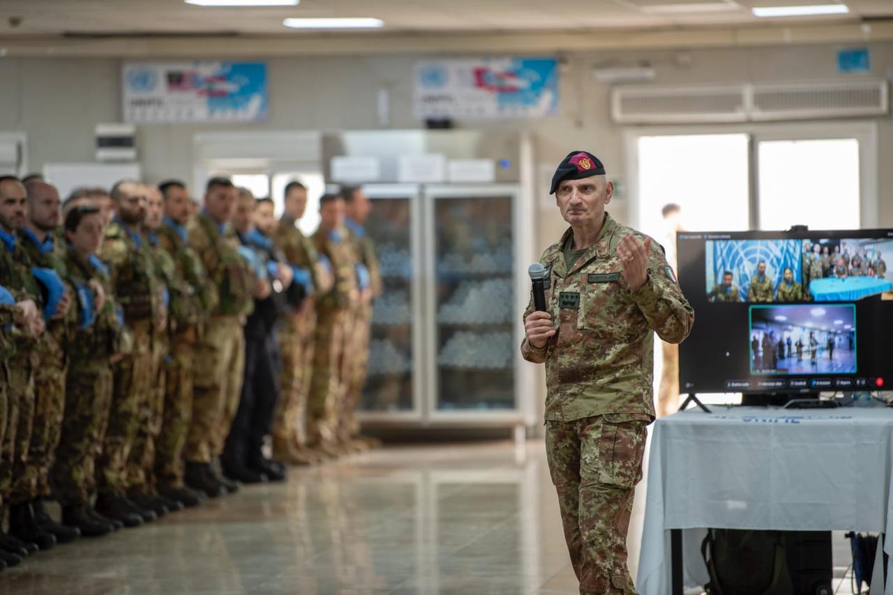Guerra in Libano, il generale Luciano Portolano in visita fra i soldati della Brigata Sassari
