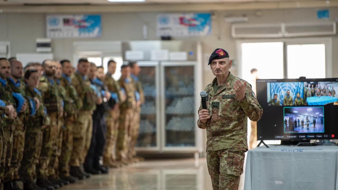 Guerra in Libano, il generale Luciano Portolano in visita fra i soldati della Brigata Sassari