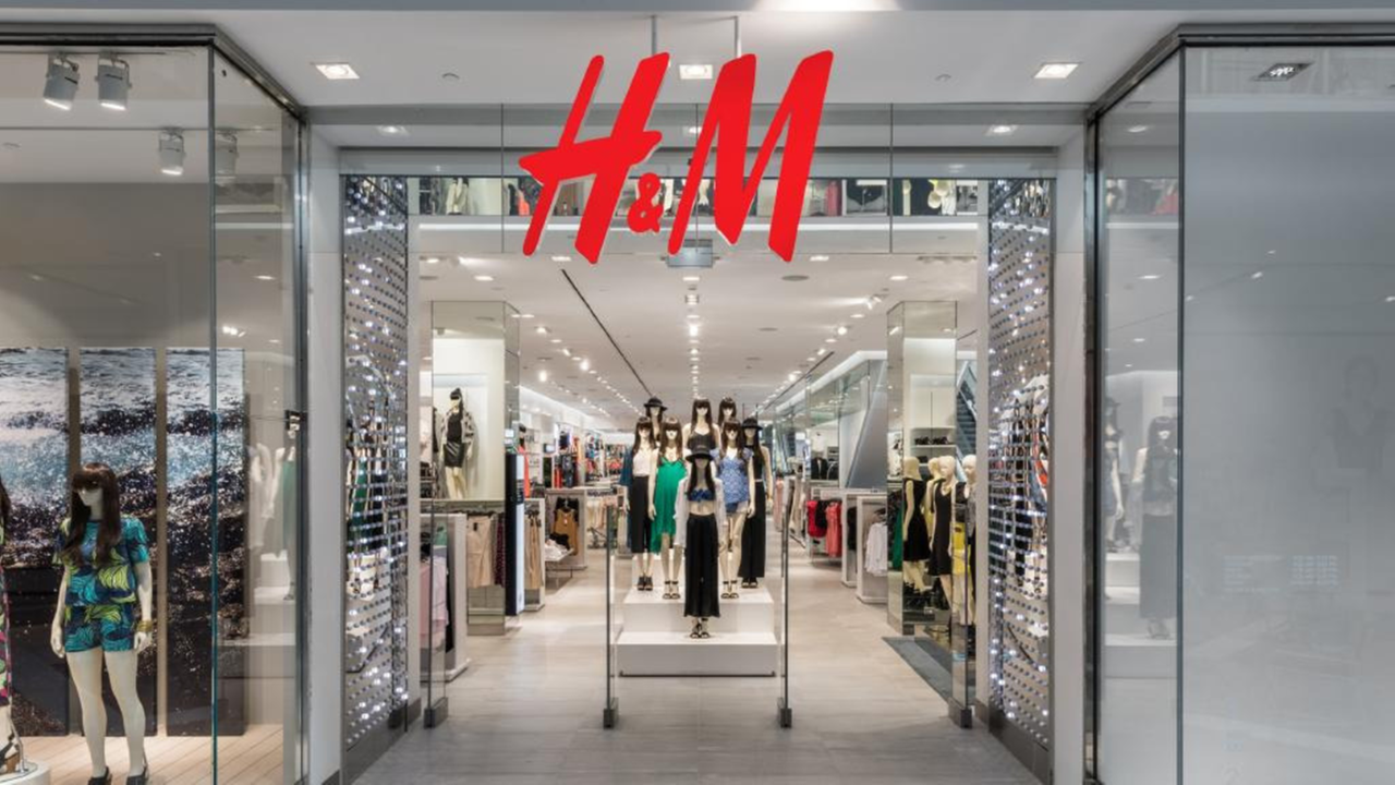 Crisi H&M, 160 negozi verso la chiusura nel 2026: preoccupazione per i lavoratori sardi