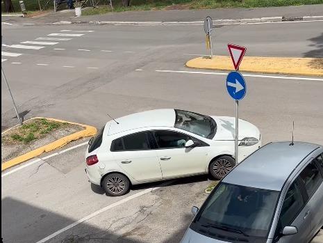 
	Un fermo immagine dell&rsquo;auto contro un palo

