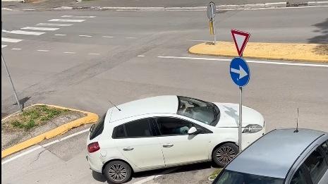 Un fermo immagine dell’auto contro un palo