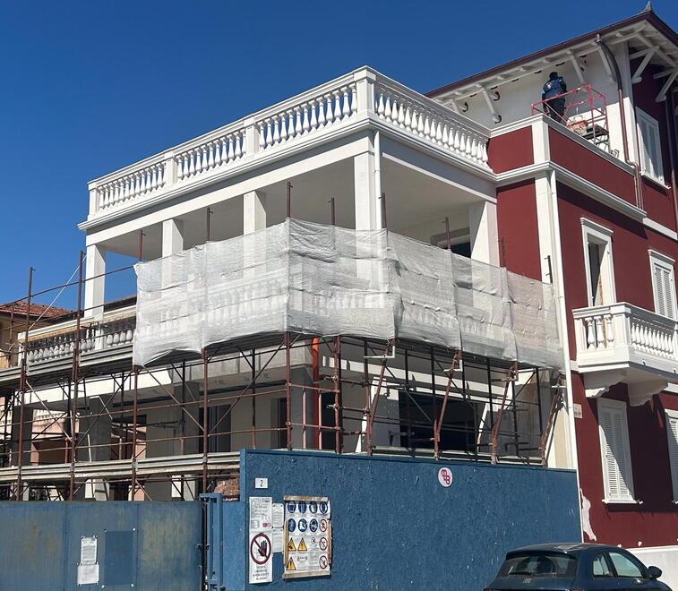 Lido di Camaiore, nuova vita per una “villa” che ha fatto la storia: da hotel ad appartamenti di lusso