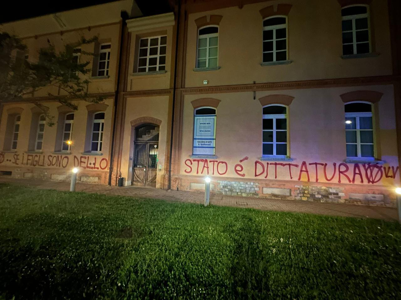 Bibbiano, imbrattata di scritte la sede dell’Unione Val d’Enza