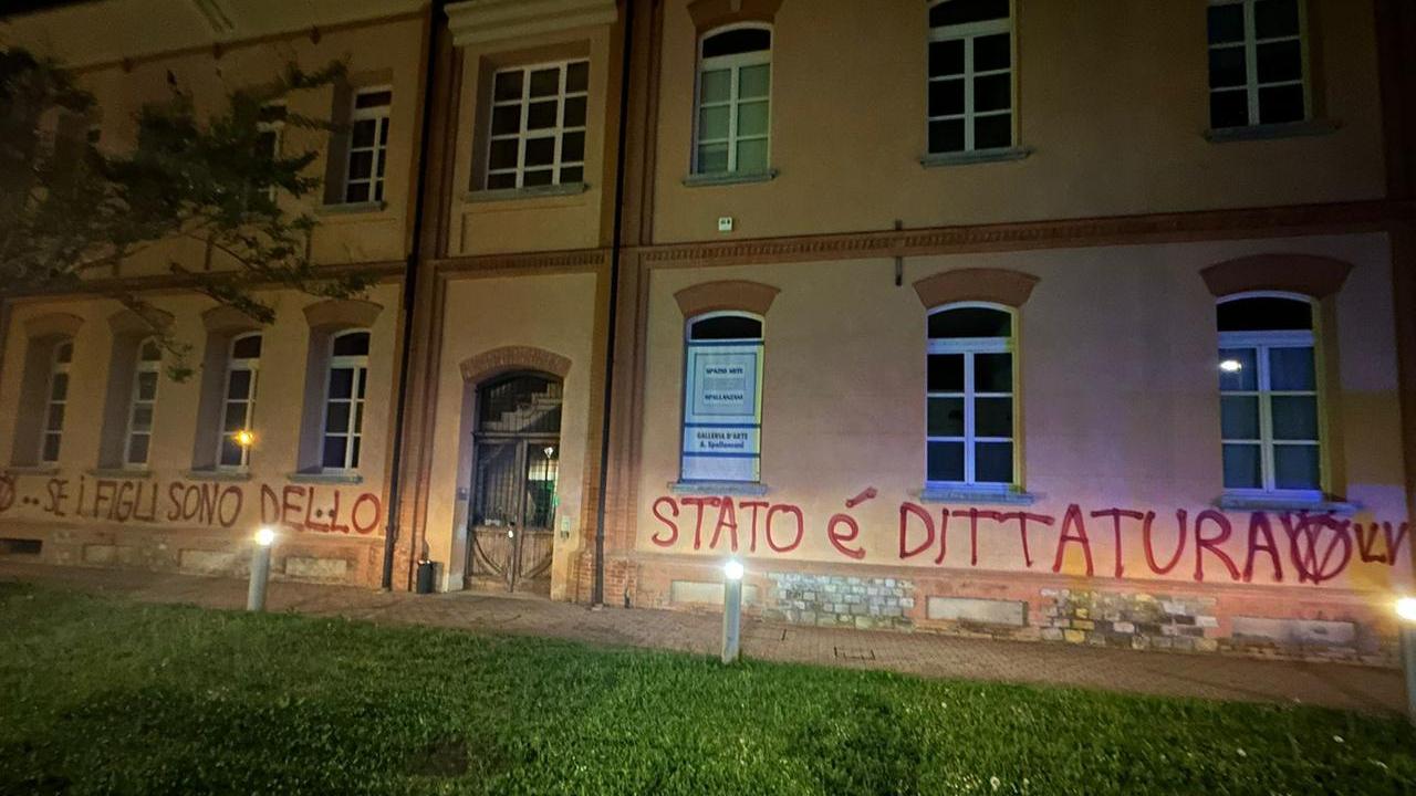 Bibbiano, imbrattata di scritte la sede dell’Unione Val d’Enza