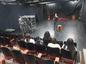 Il coccodrillo come fa? La proposta di Tommaso Taddei e la lettura di giovani spettatrici