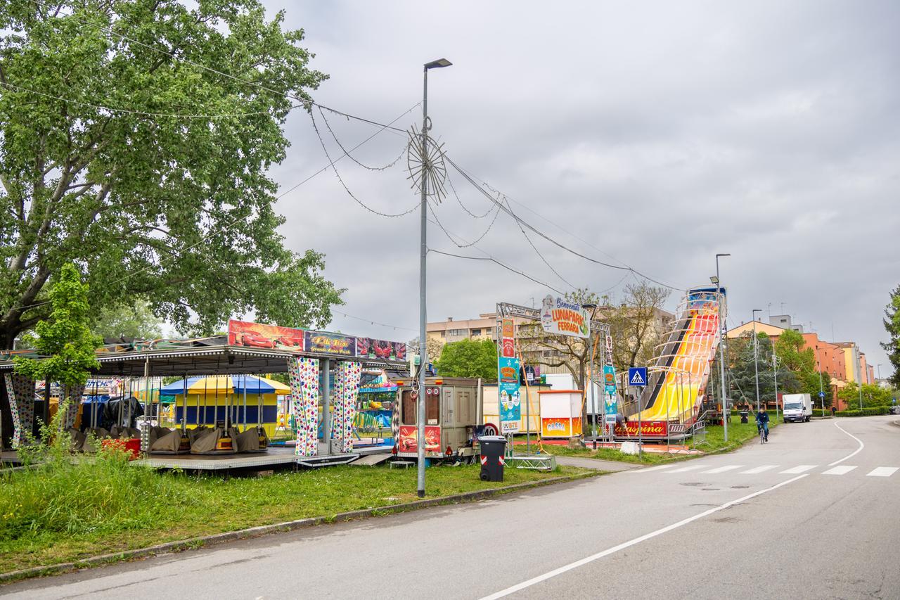 Aggressione alle giostre di San Giorgio a Ferrara. Preso a calci e pugni da dieci ragazzini