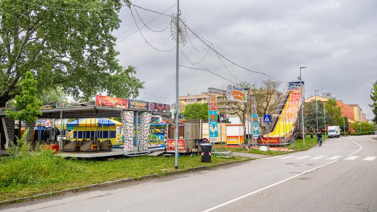 Aggressione alle giostre di San Giorgio a Ferrara. Preso a calci e pugni da dieci ragazzini