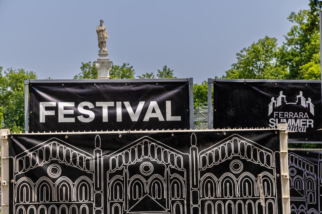 Ferrara Summer Festival 2026, il Tar dà ragione ai residenti di piazza Ariostea: fuori le autorizzazioni