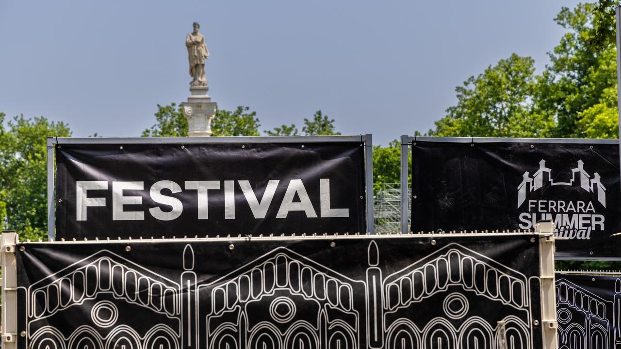 Ferrara Summer Festival 2026, il Tar dà ragione ai residenti di piazza Ariostea: fuori le autorizzazioni