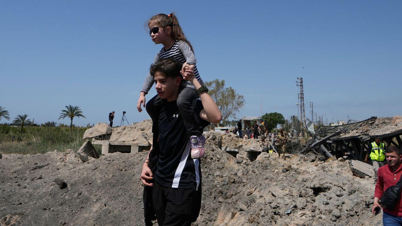 Sfollati in cammino in Libano dopo l'annuncio della tregua