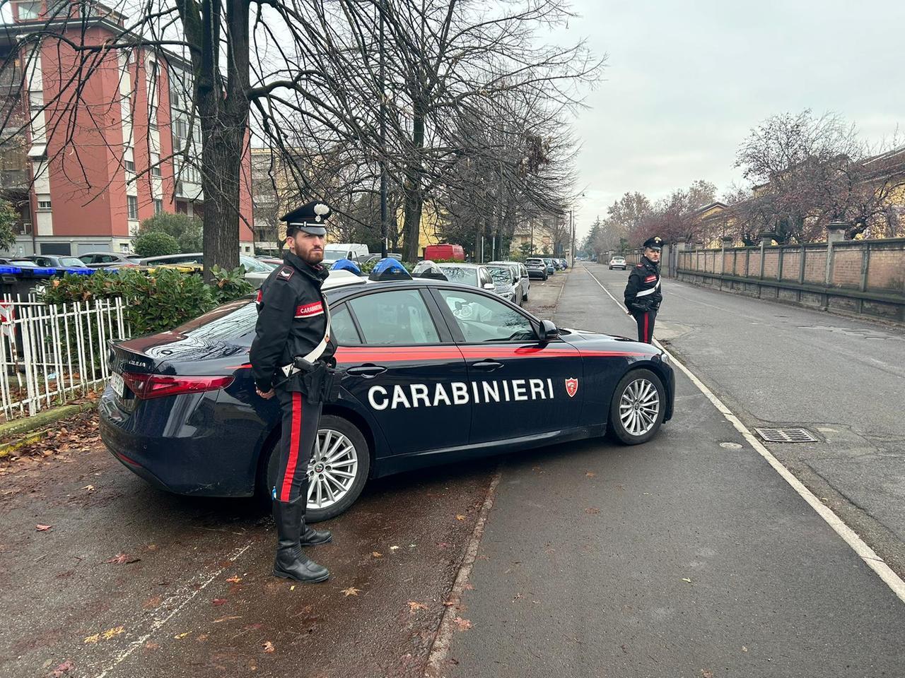 Spara per hobby da un magazzino, ma colpisce una carrozzeria: denunciato un 56enne