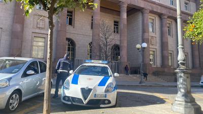 Sassari, un uomo a passeggio con un coltello: paura in centro storico
