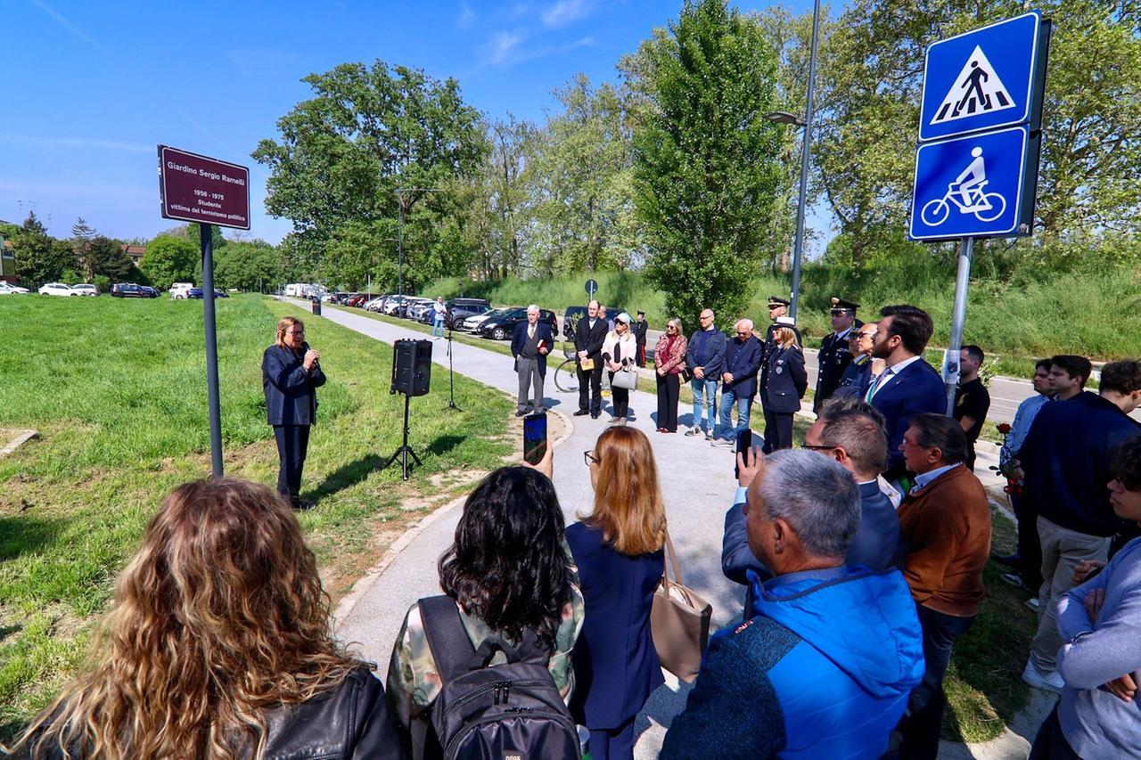 A Ferrara il “Giardino Sergio Ramelli”: svelata la targa per il giovane di destra ucciso