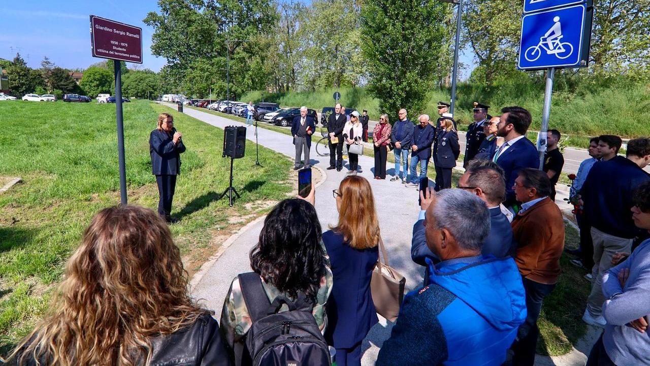 A Ferrara il “Giardino Sergio Ramelli”: svelata la targa per il giovane di destra ucciso