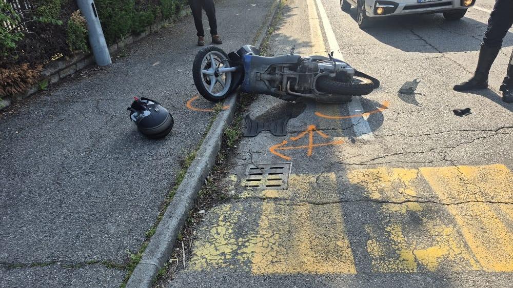 Scontro tra un’auto e uno scooter in via Einstein: grave una donna di 37 anni