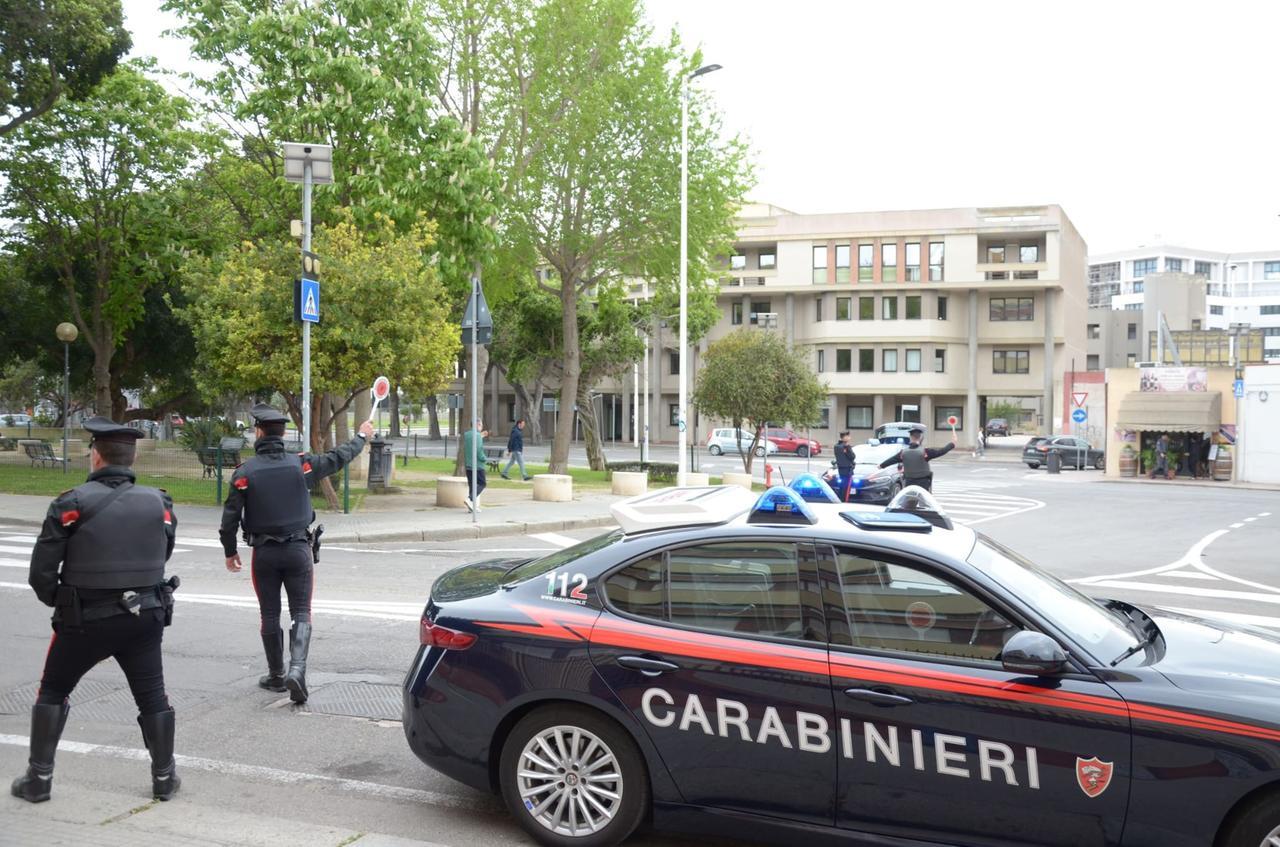 Prima cerca di rubare un’auto poi aggredisce i carabinieri: arrestato un uomo