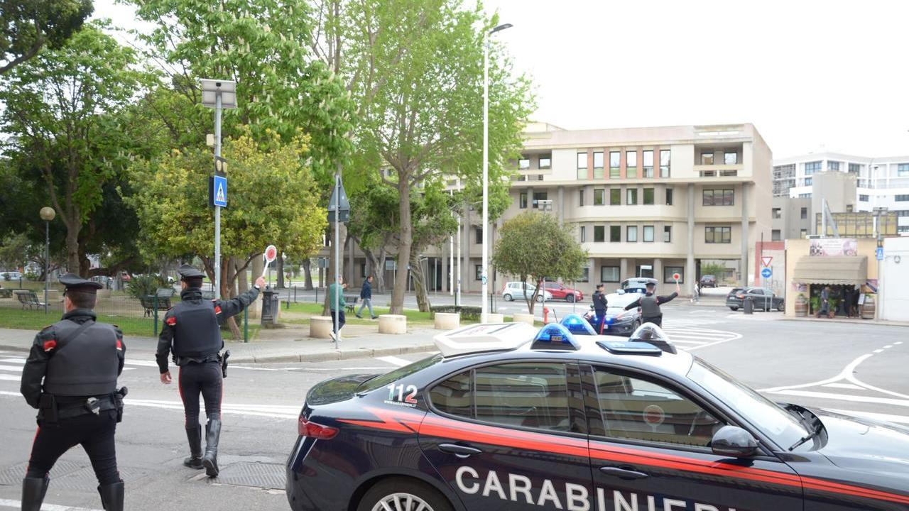 Prima cerca di rubare un’auto poi aggredisce i carabinieri: arrestato un uomo