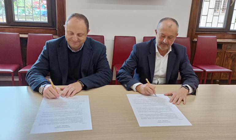 
	Un momento della firma

