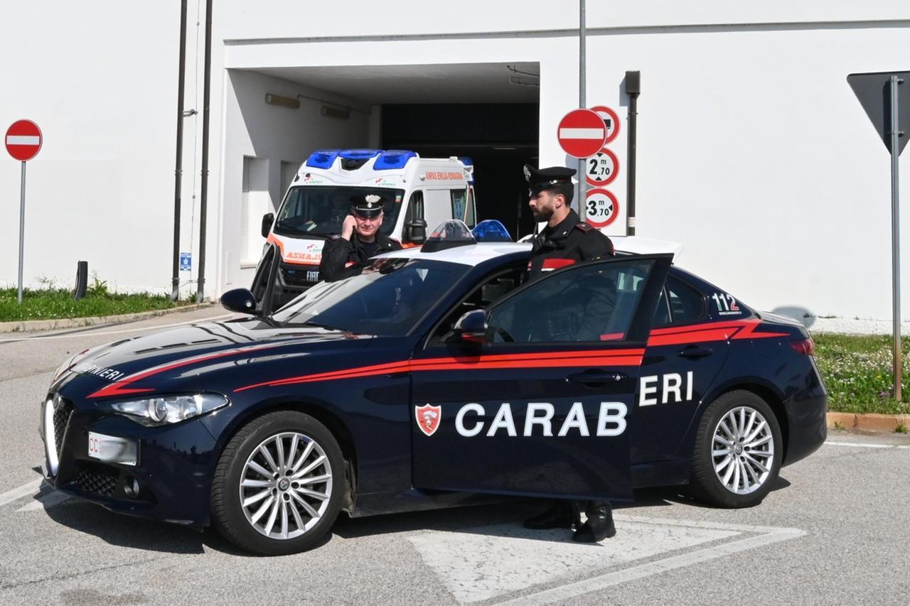 A piedi sulla Ferrara-Mare poi la furia in ospedale: arrestato un 30enne