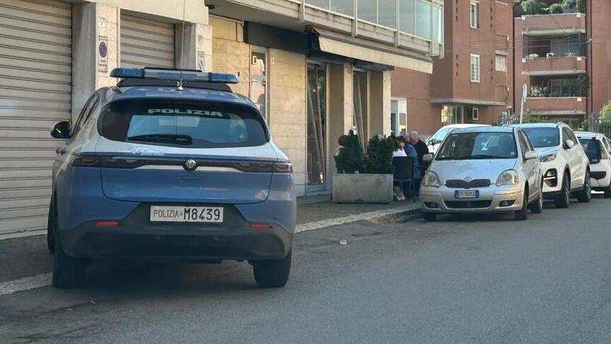 Negoziante aggredito in via Emilia. Spunta uno spray urticante