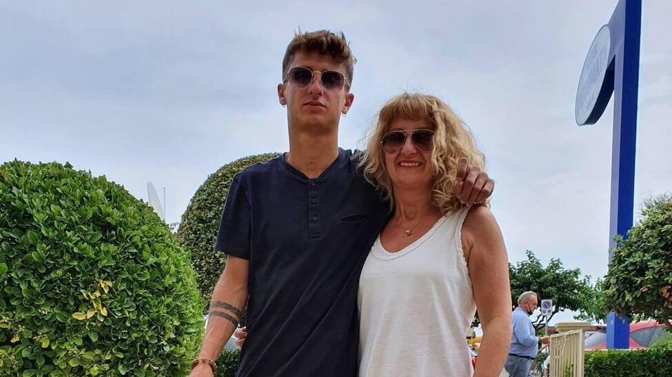 Alessandro Venturelli in una foto con la mamma Roberta