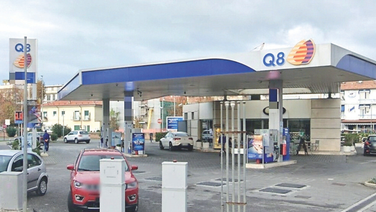 Viareggio, 60enne si sente male all’uscita dal bar in viale Buonarroti e muore