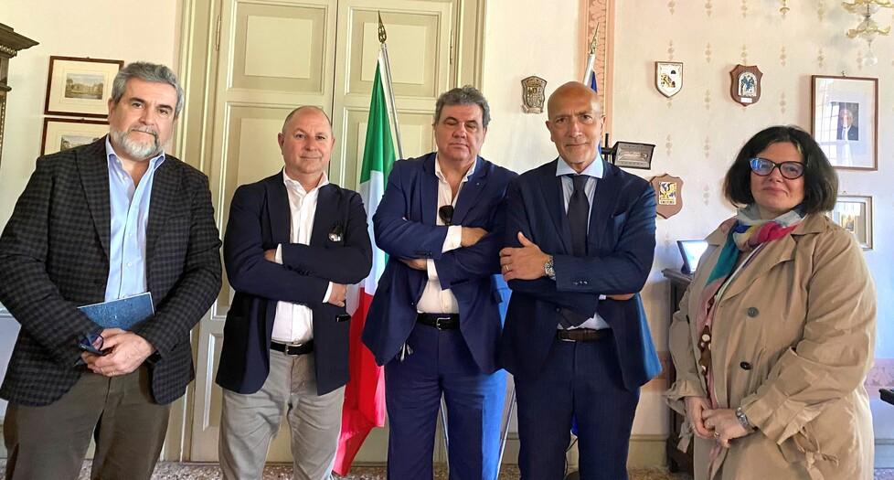 A Ferrara gli autotrasportatori dal prefetto. «In crisi per il caro carburante»