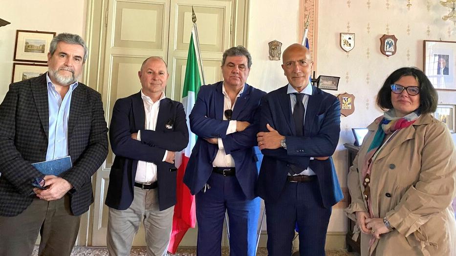 A Ferrara gli autotrasportatori dal prefetto. «In crisi per il caro carburante»