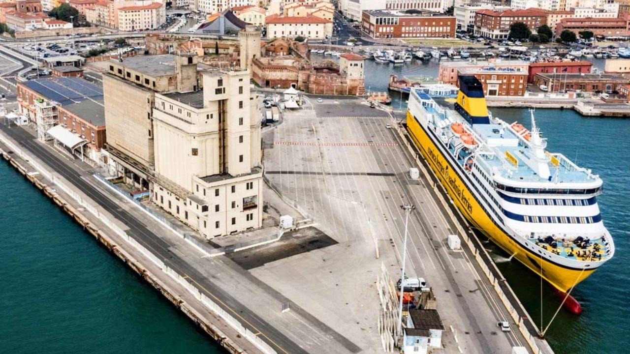 Carburante, traghetti sotto pressione: l’allarme degli armatori su biglietti e corse e le risposte delle compagnie