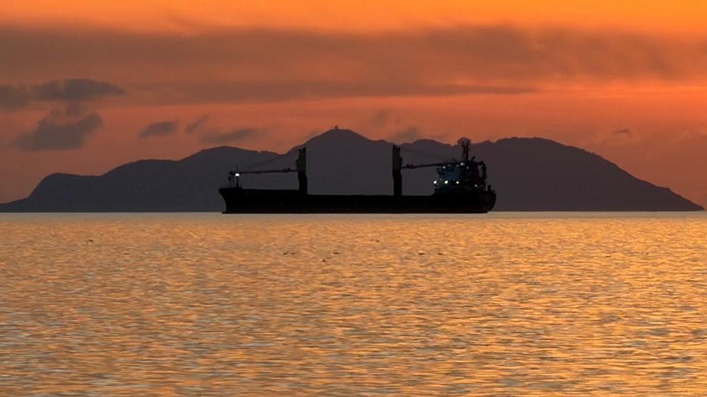 Livorno, profilo di donna in mare. Grazie a Luigi Di Costanzo