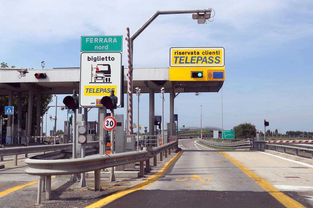 Incidente in A13 tra gli svincoli di Ferrara, autostrada bloccata