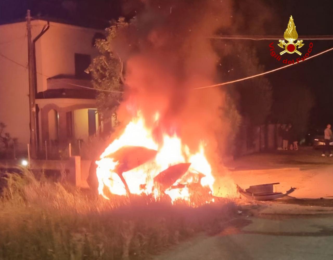 Schianto nella notte a Reggiolo: auto finisce contro un mezzo in sosta e prende fuoco, grave un 31enne