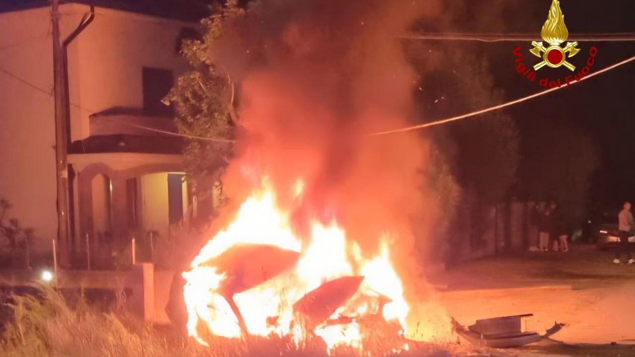 Schianto nella notte a Reggiolo: auto finisce contro un mezzo in sosta e prende fuoco, grave un 31enne