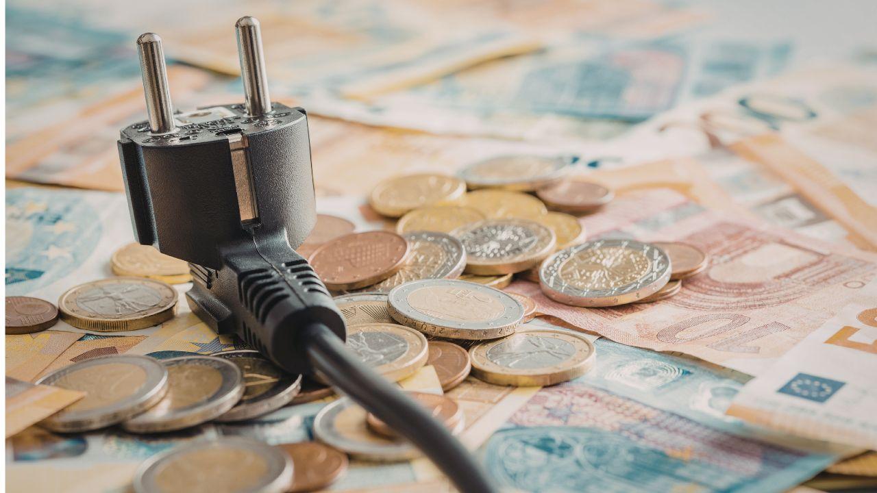 Il decreto Bollette ora è legge: a chi spetta il bonus da 115 euro e quando viene pagato