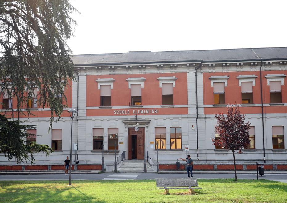 Portomaggiore, si stacca l’intonaco. Un’aula e cinque stanze chiuse