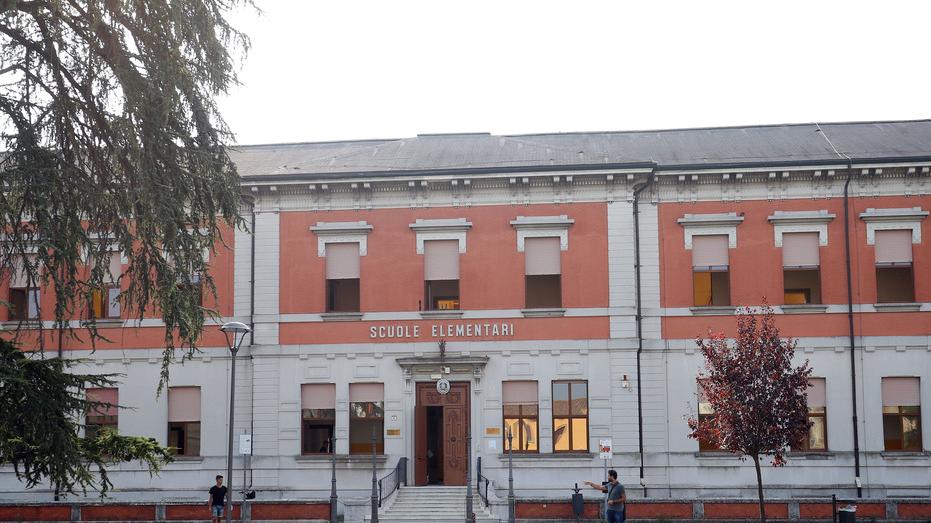 Portomaggiore, si stacca l’intonaco. Un’aula e cinque stanze chiuse