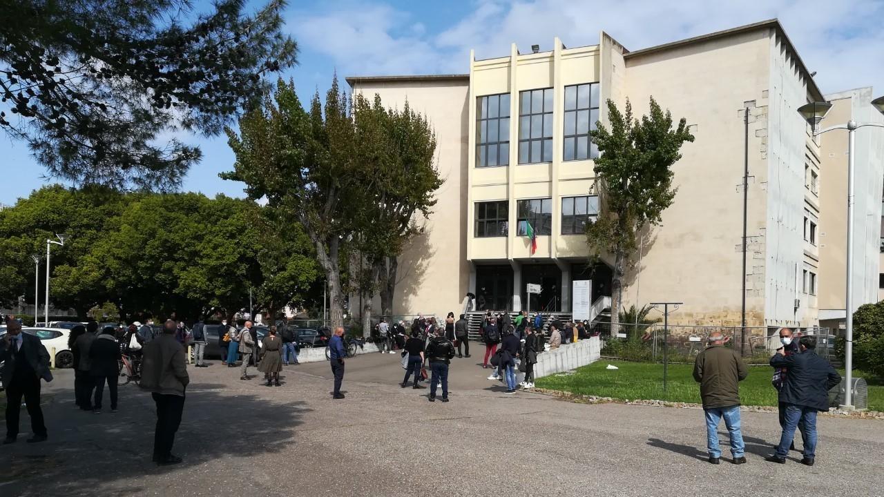 La dipendente lo accusa di violenza sessuale ma è tutto falso: assolto