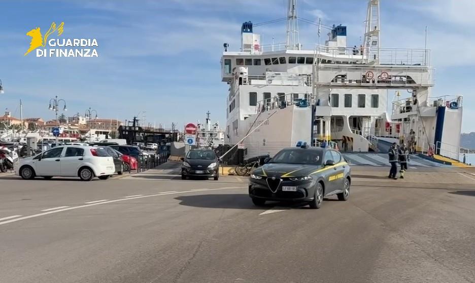 Sbarca con la cocaina, i cani antidroga la fiutano e lui viene arrestato