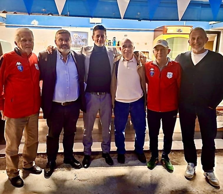 
	Federico Vettori (terzo da sinistra) insieme alla dirigenza del club

