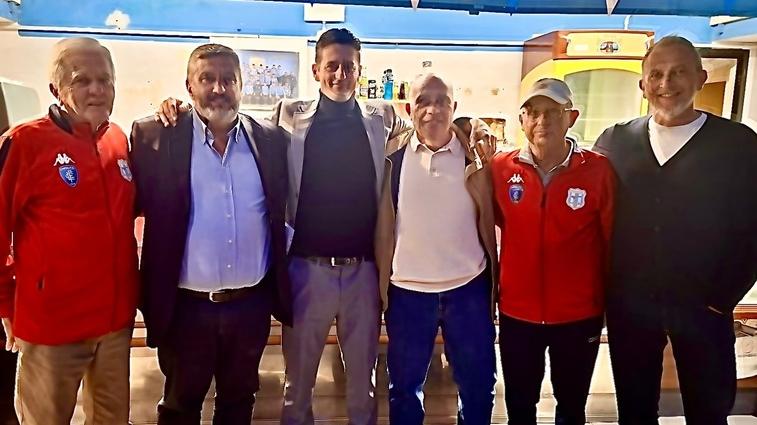 Federico Vettori (terzo da sinistra) insieme alla dirigenza del club