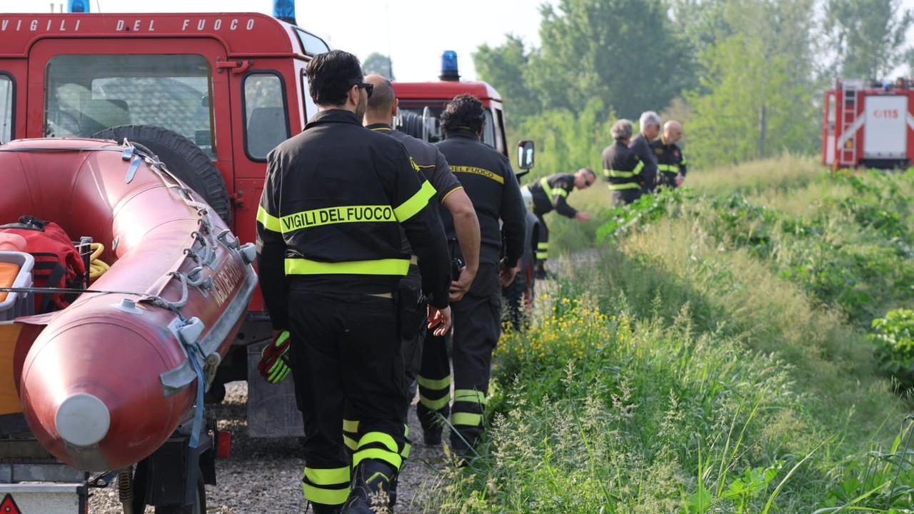I vigili del fuoco sul posto (foto di Luigi Esposito)