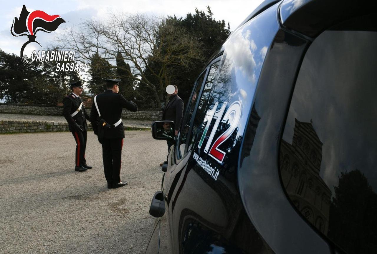 Smarrisce il portafogli davanti all’abbazia di San Pietro di Sorres, i carabinieri lo ritrovano