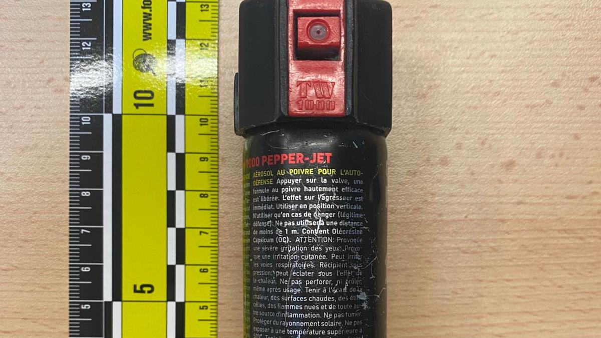 La bomboletta spray sequestrata dalla polizia locale