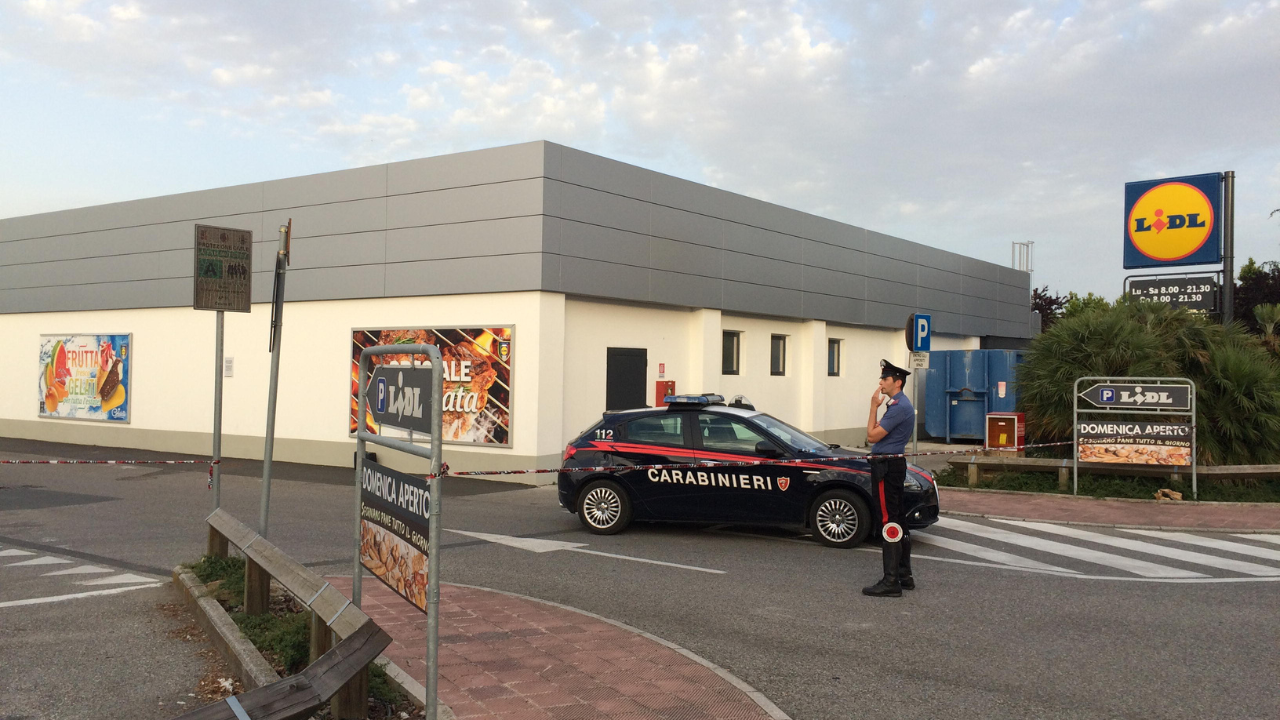 
	Una pattuglia nel parcheggio della Lidl di Cecina (foto archivio)

